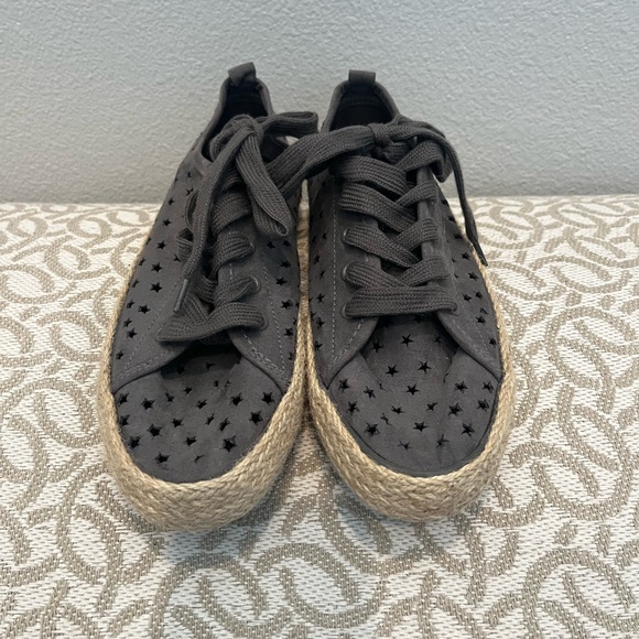 Universal Thread shoes - Picture 2 of 4